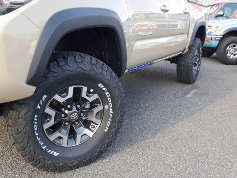 ＴＲＤオフロード専用１６インチ純正アルミ　ＢＦＧｏｏｄｒｉｃｈ　ＡｌｌーＴｅｒｒａｉｎ　ＫＯ２タイヤ　２８５７５Ｒ１６　ホワイトレター